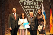 Heimatminister Albert Füracker und Kunstministerin Prof. Dr. med. Marion Kiechle prämieren 100 Heimatschätze
